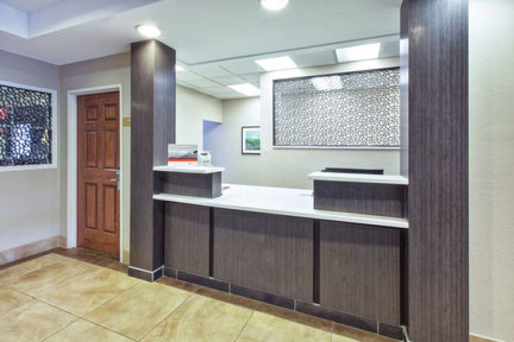 Candlewoods Suites Airport 4