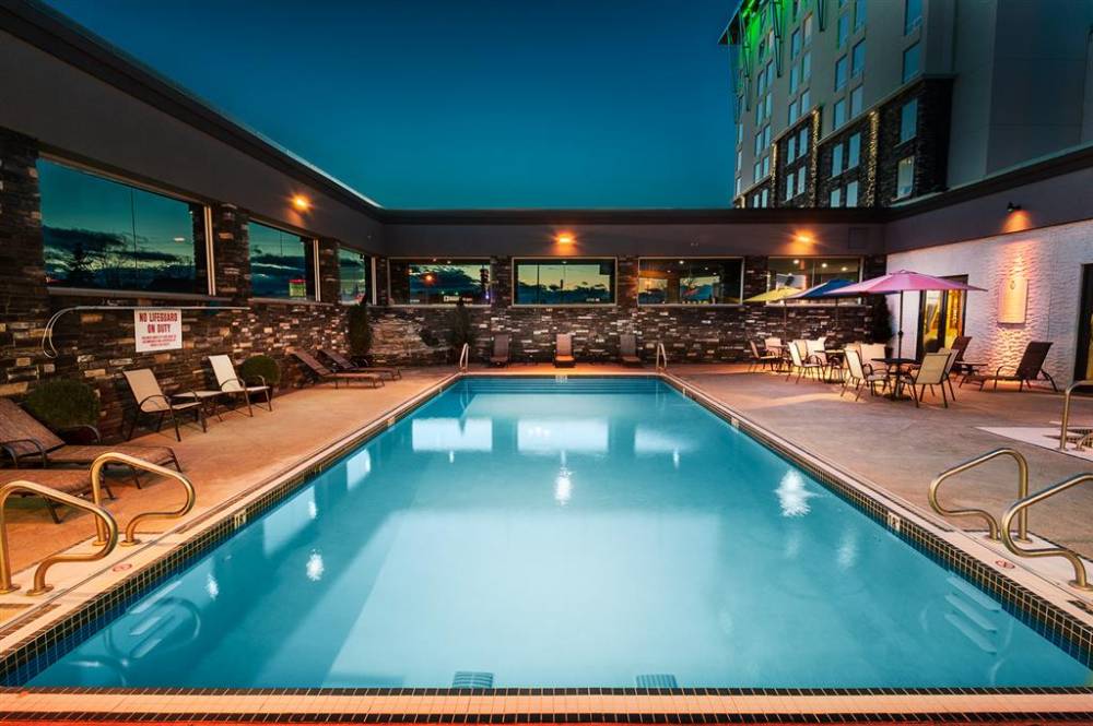 Carriage House Hotel 5