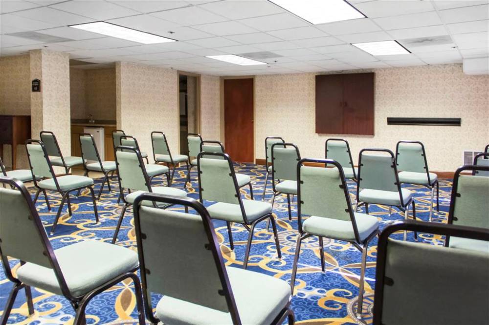Clarion Hotel Broken Arrow - Tulsa 5