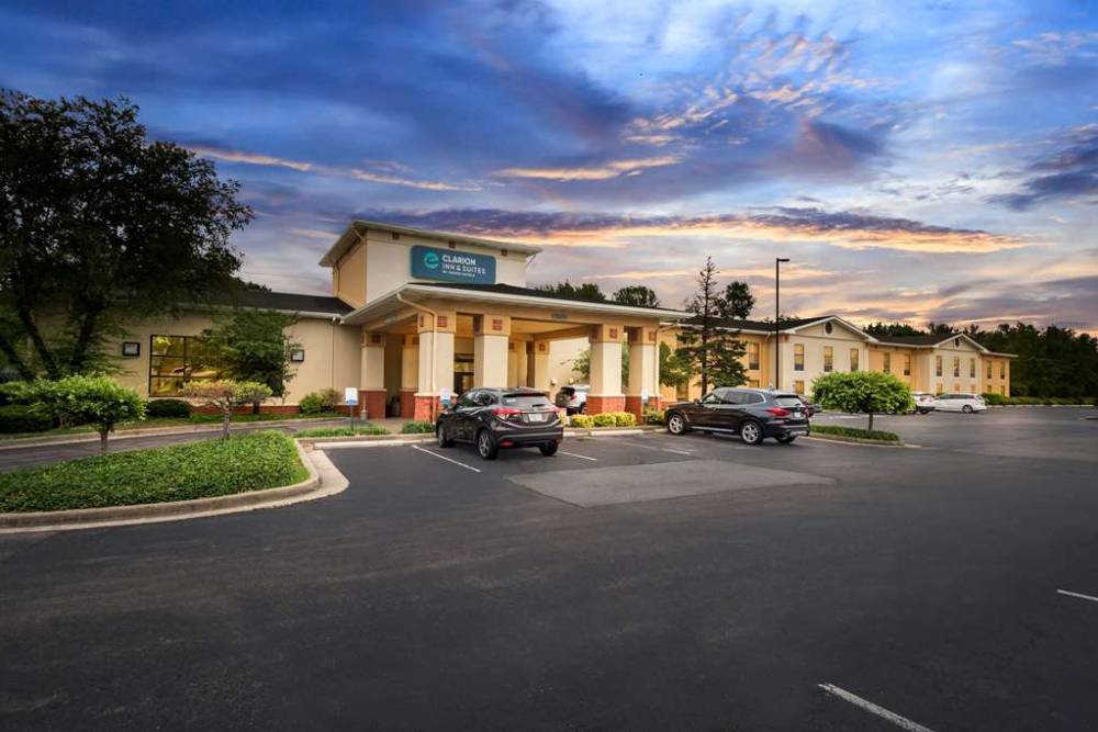 Clarion Inn & Suites Northwest 3