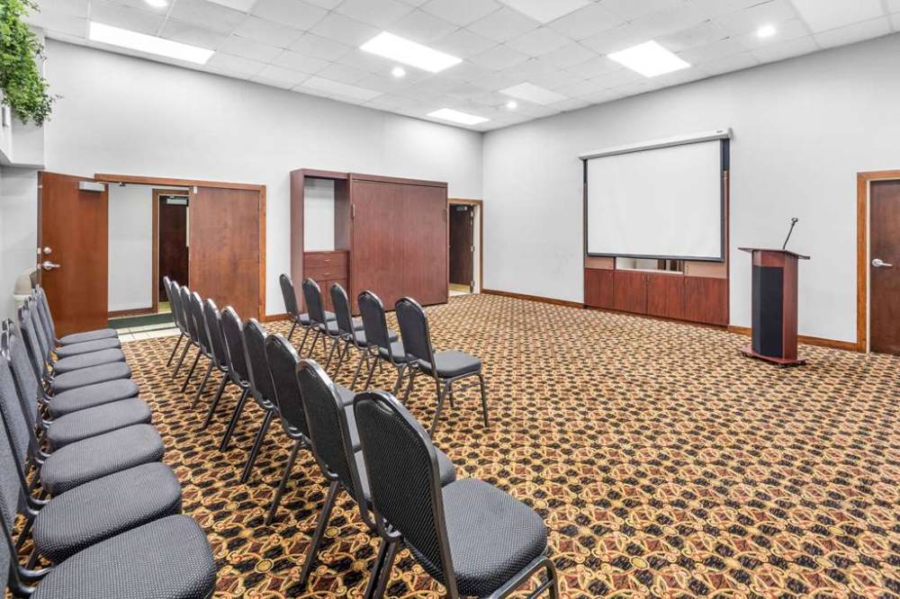 Clarion Inn & Suites Northwest 4