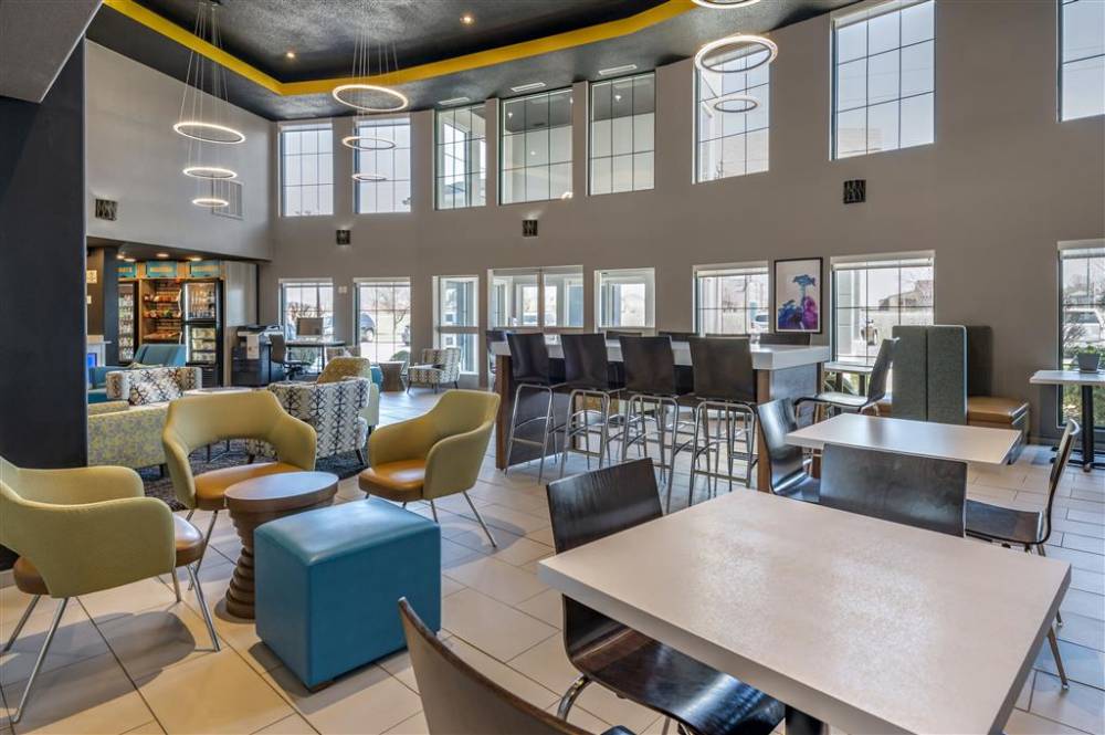 Clarion Pointe Indianapolis Airport 7