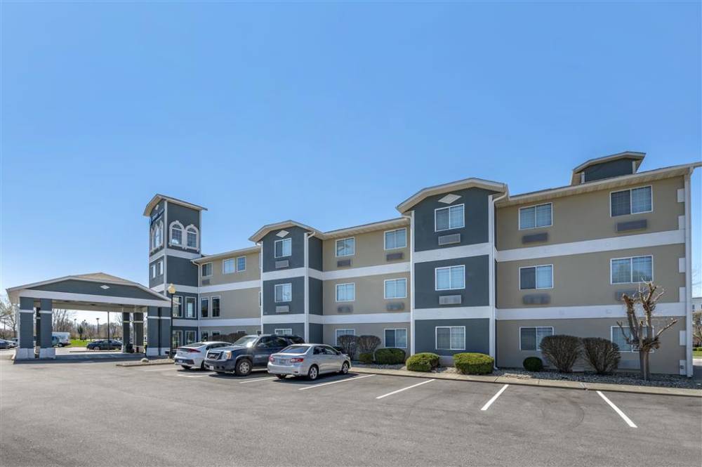 Clarion Pointe Indianapolis Airport 3