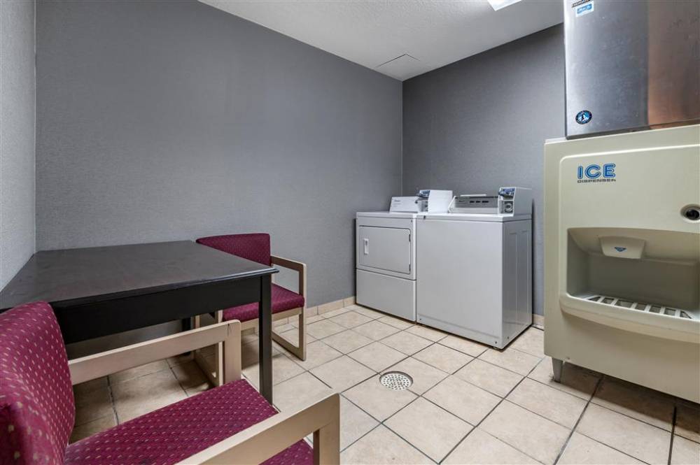 Clarion Pointe Indianapolis Airport 10