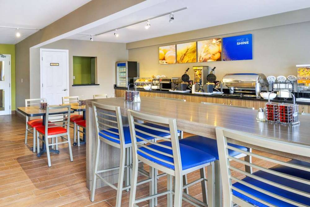 Comfort Inn  East 8