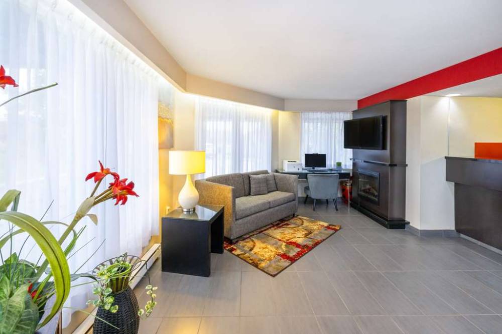 Comfort Inn  East 4