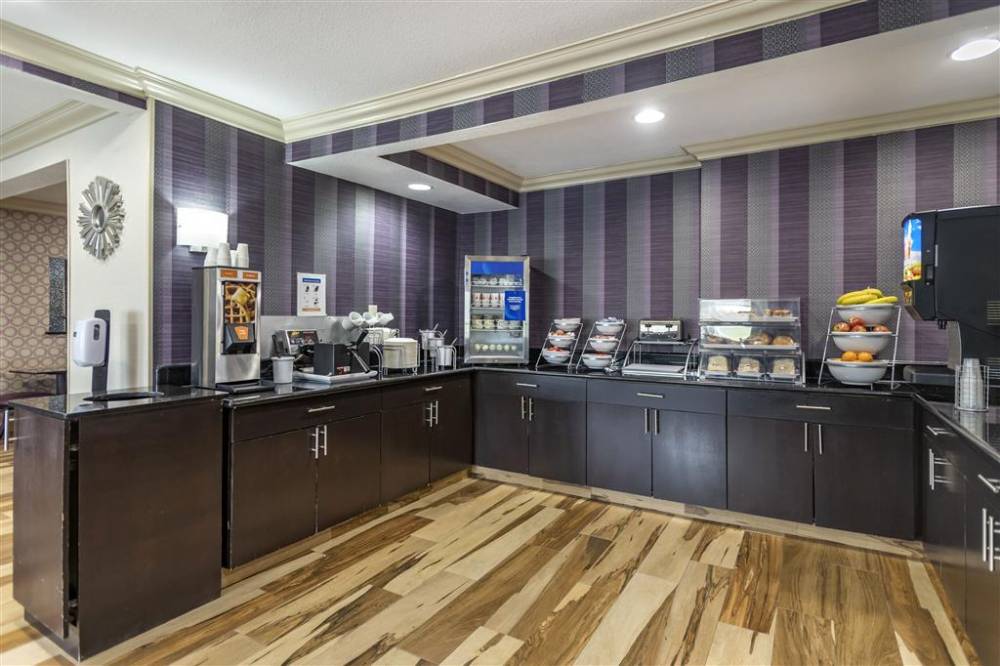 Comfort Inn Midtown 8