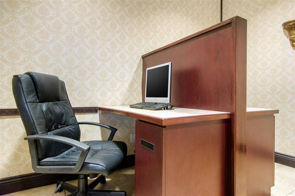 Comfort Inn & Suites 4