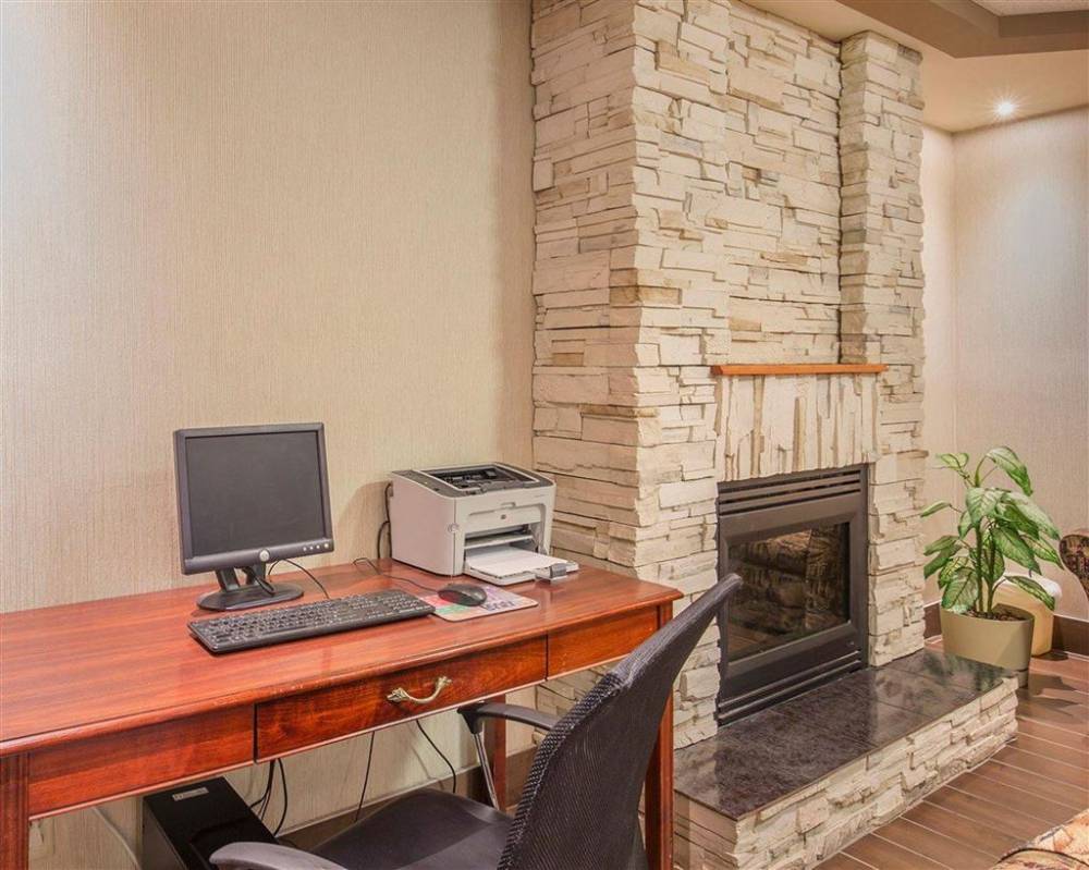 Comfort Inn & Suites University 7