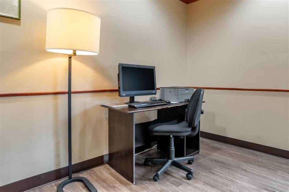 Comfort Suites Airport 6