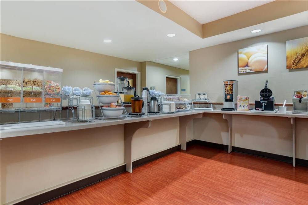 Comfort Suites Airport 8