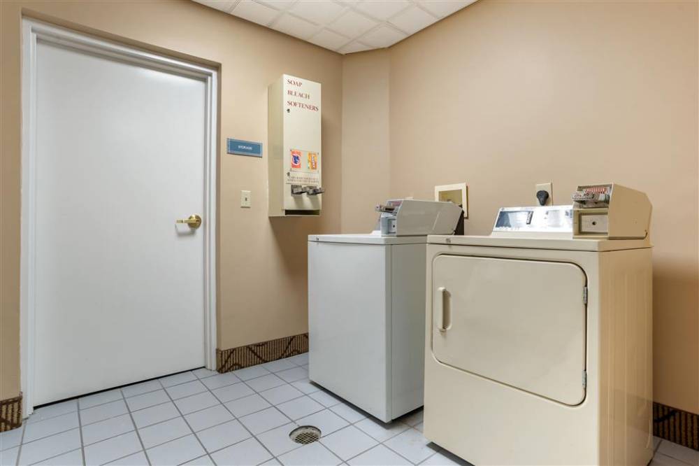 Comfort Suites Airport 7