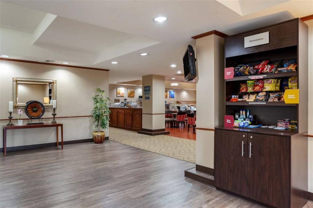Comfort Suites Airport 3