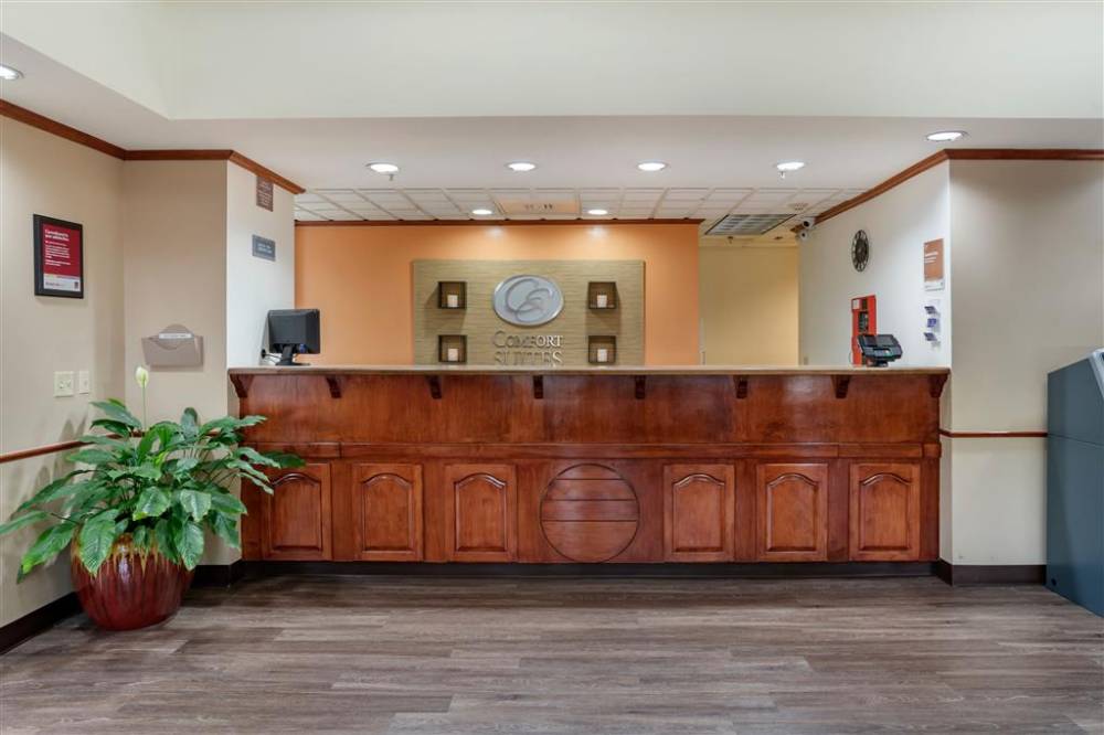 Comfort Suites Airport 4