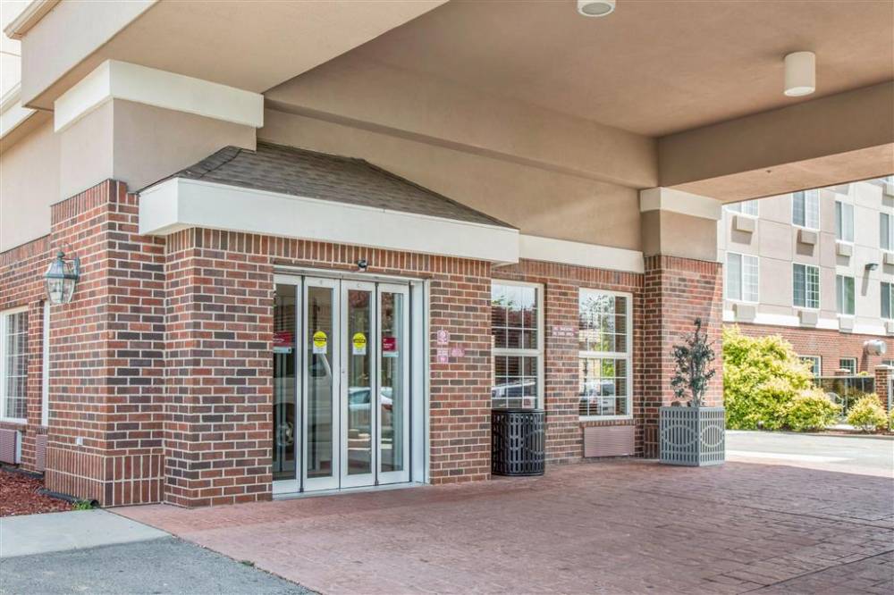 Comfort Suites Airport 2