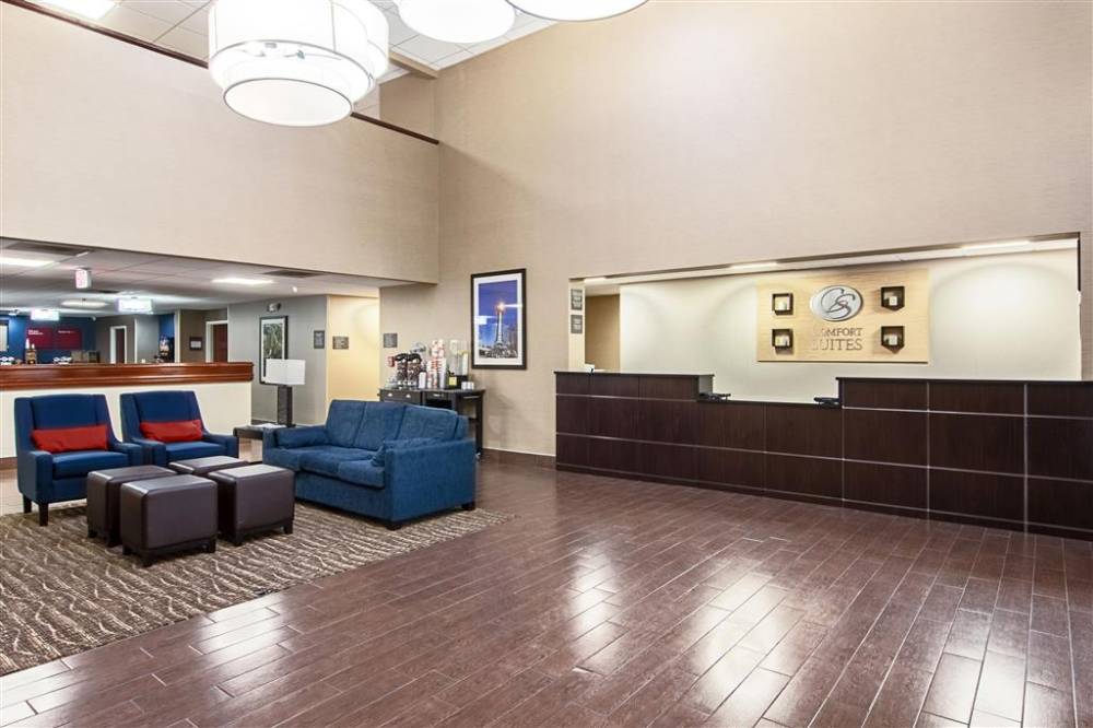 Comfort Suites Airport 7