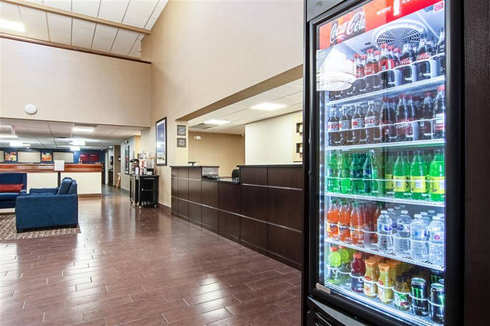 Comfort Suites Airport 4