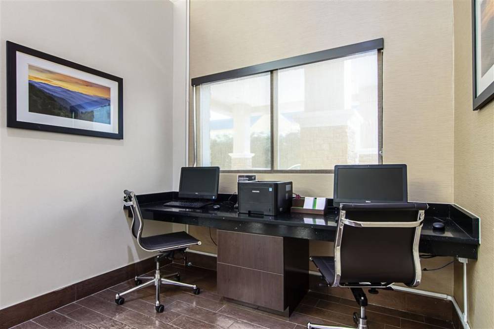 Comfort Suites Airport 10