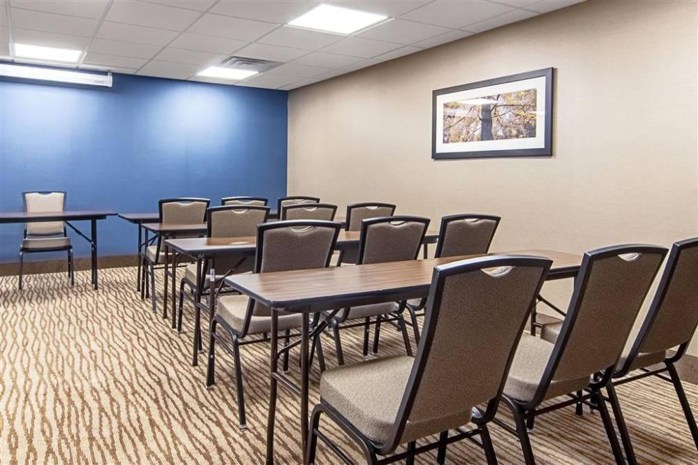 Comfort Suites Airport 6