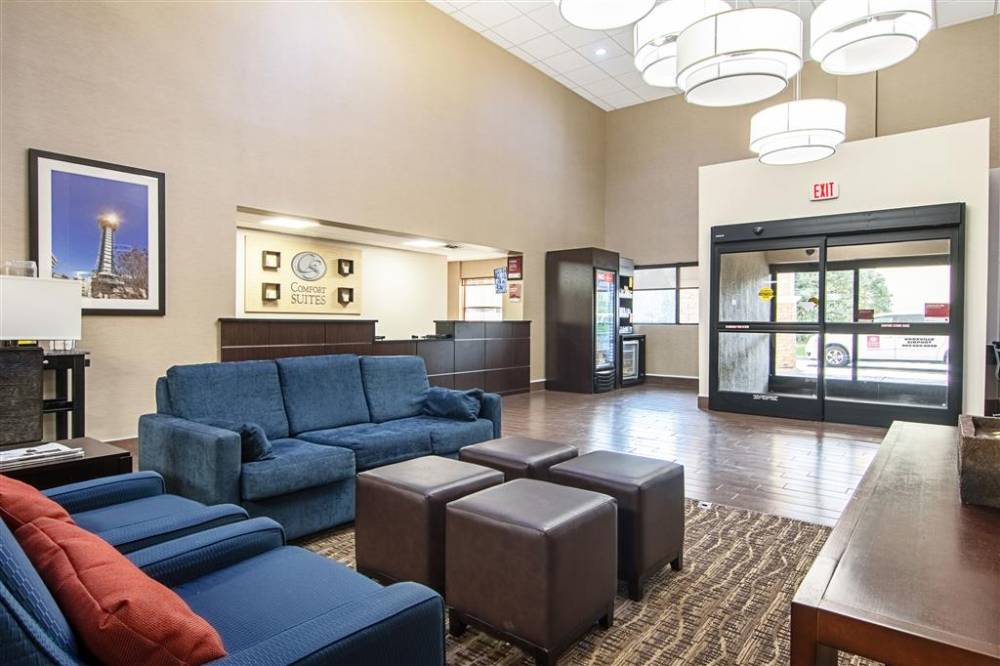 Comfort Suites Airport 9