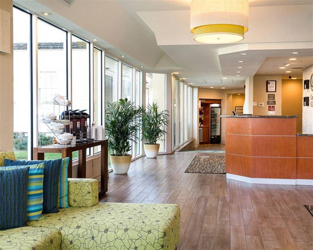 Comfort Suites Beachfront 8