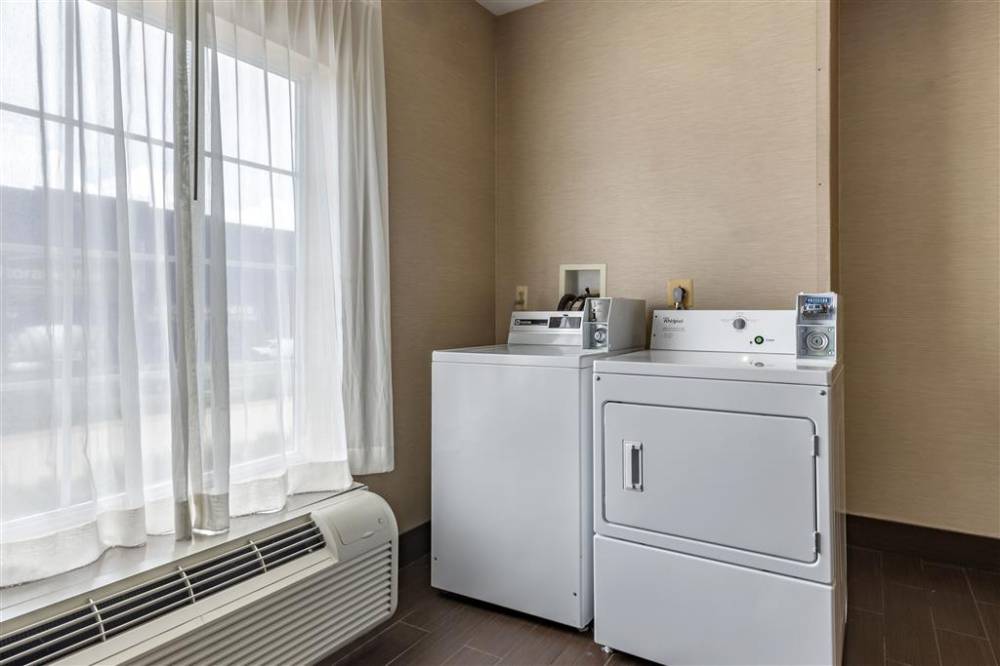 Comfort Suites Newark - Harrison 10