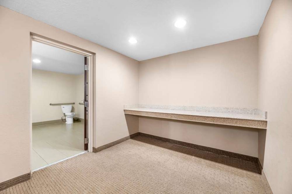 Comfort Suites Orlando Airport 9