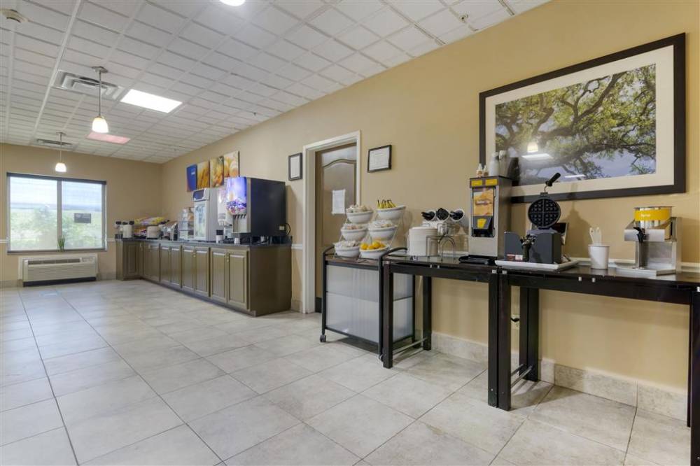 Comfort Suites Savannah North 8