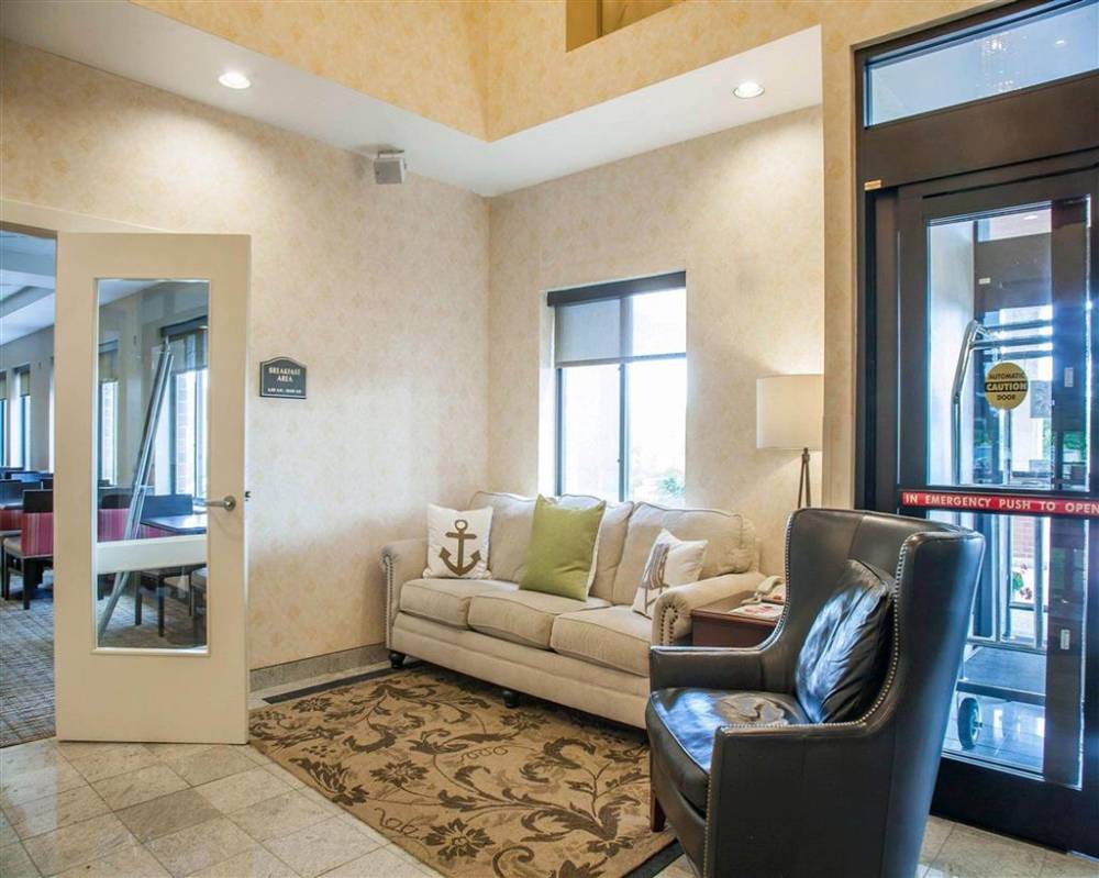 Comfort Suites West Warwick - Providence 10