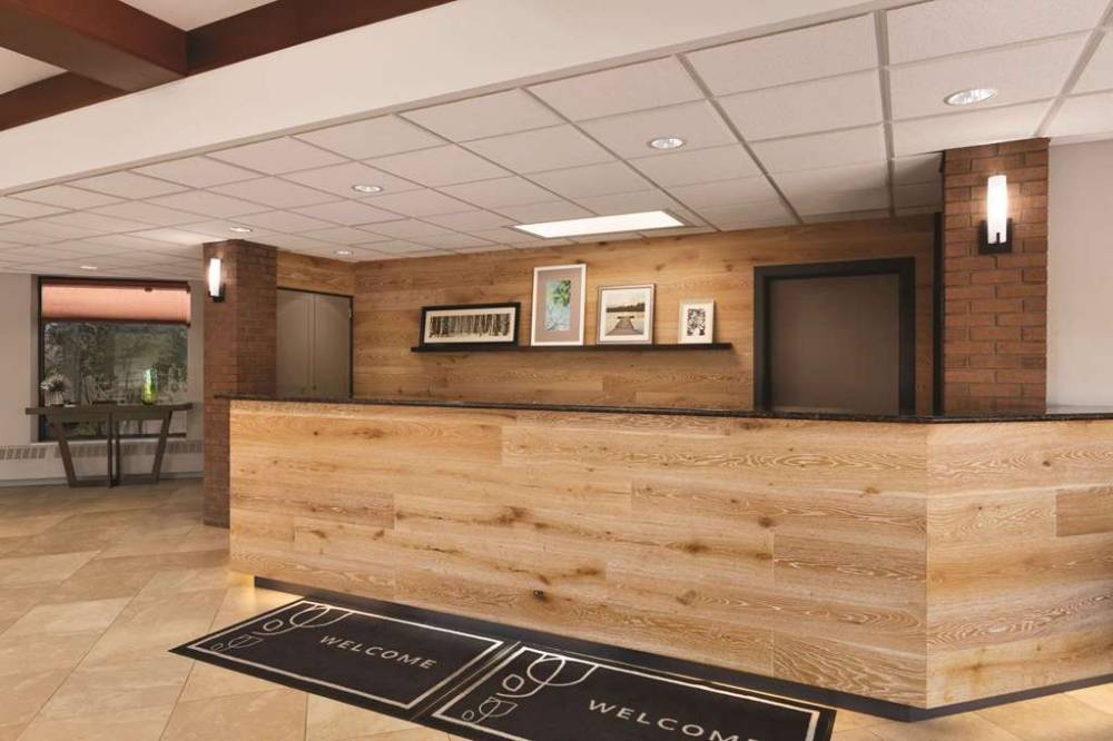 Country Inn And Suites By Radisson Traverse City Mi 5