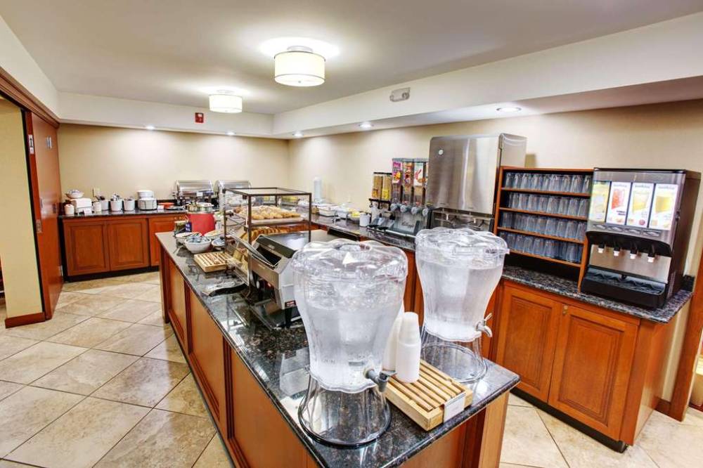 Country Inn And Suites By Radisson Traverse City Mi 7