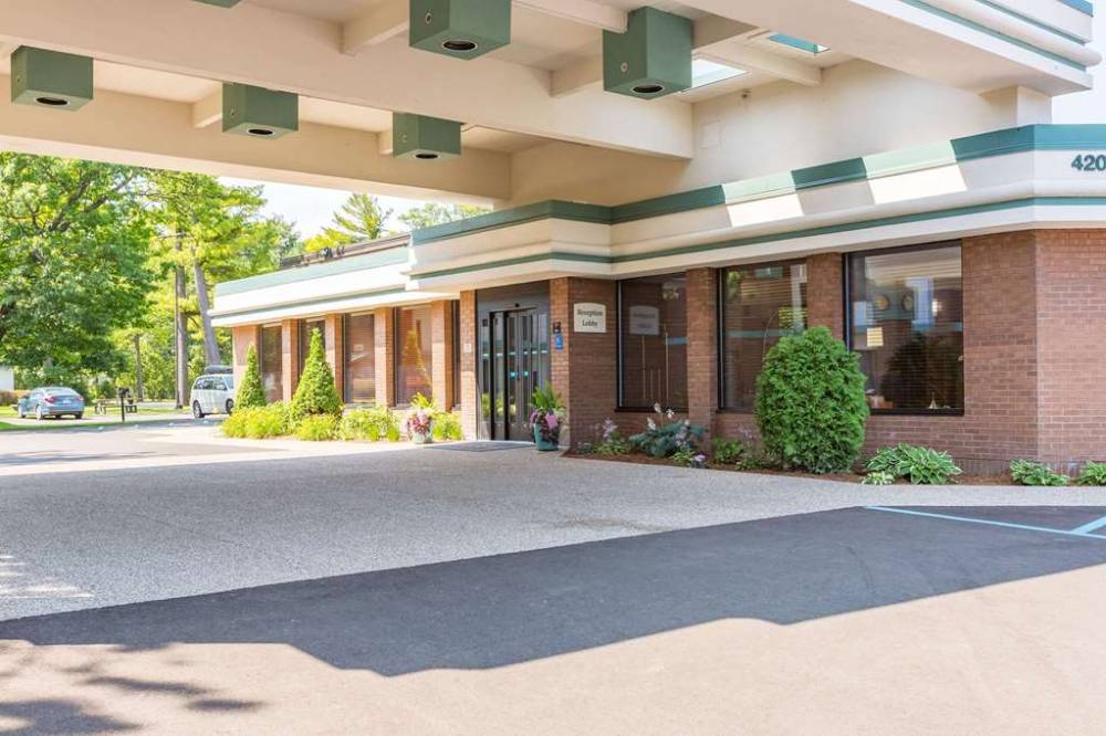 Country Inn And Suites By Radisson Traverse City Mi 3