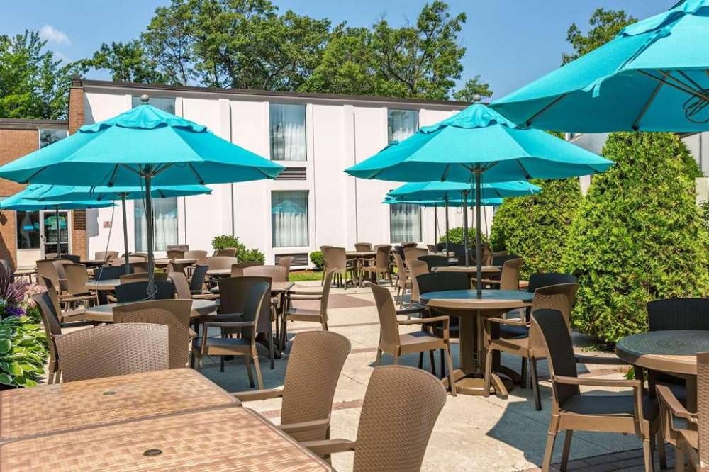 Country Inn And Suites By Radisson Traverse City Mi 2
