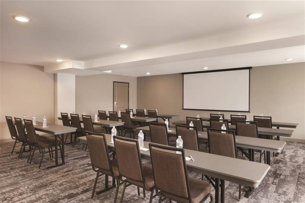 Country Inn And Suites Madison 2