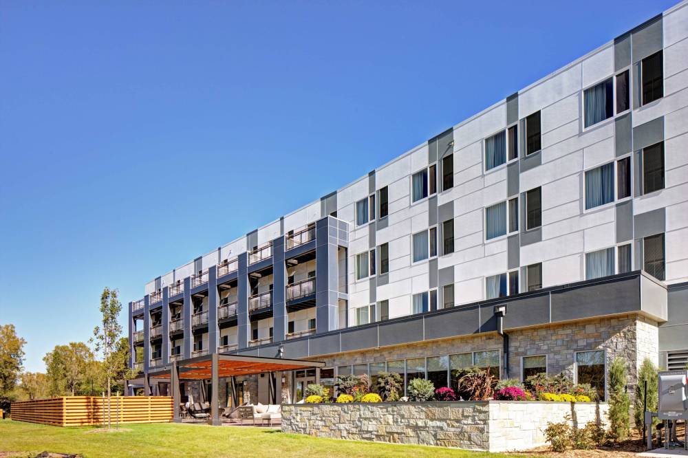 Courtyard By Marriott Appleton Riverfront 4