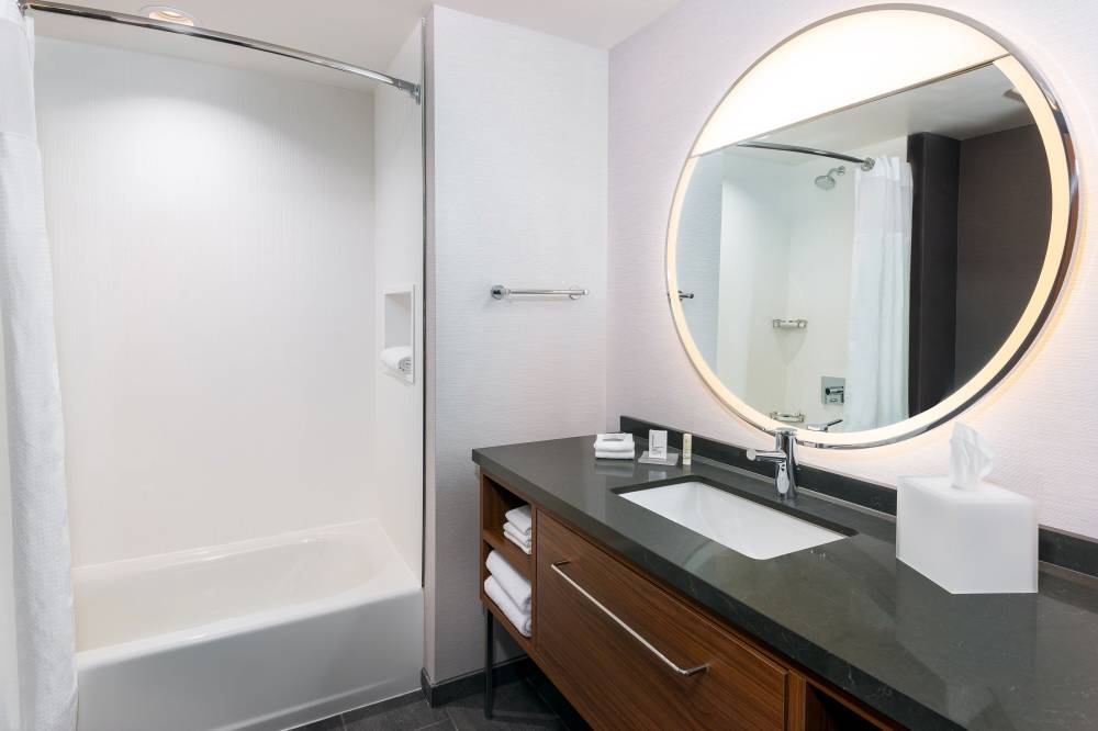 Courtyard By Marriott Atlanta Midtown 2