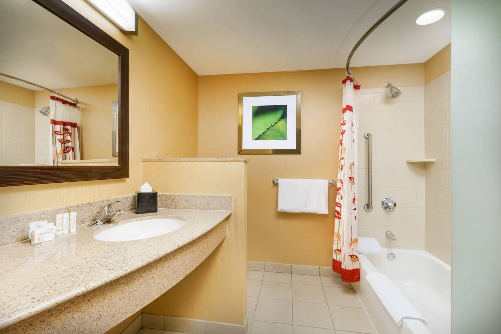 Guest Bathroom - Shower/Tub