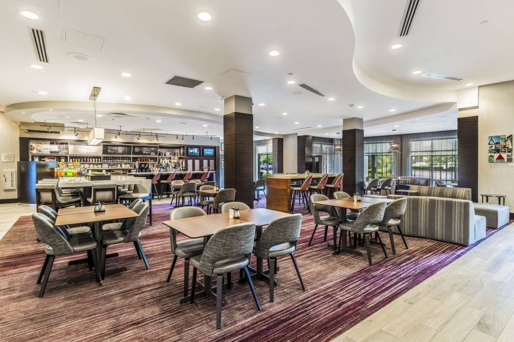 Courtyard By Marriott Boston Waltham 10