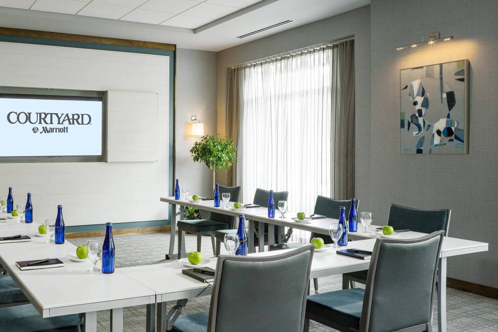 Courtyard By Marriott Burlington Harbor 6