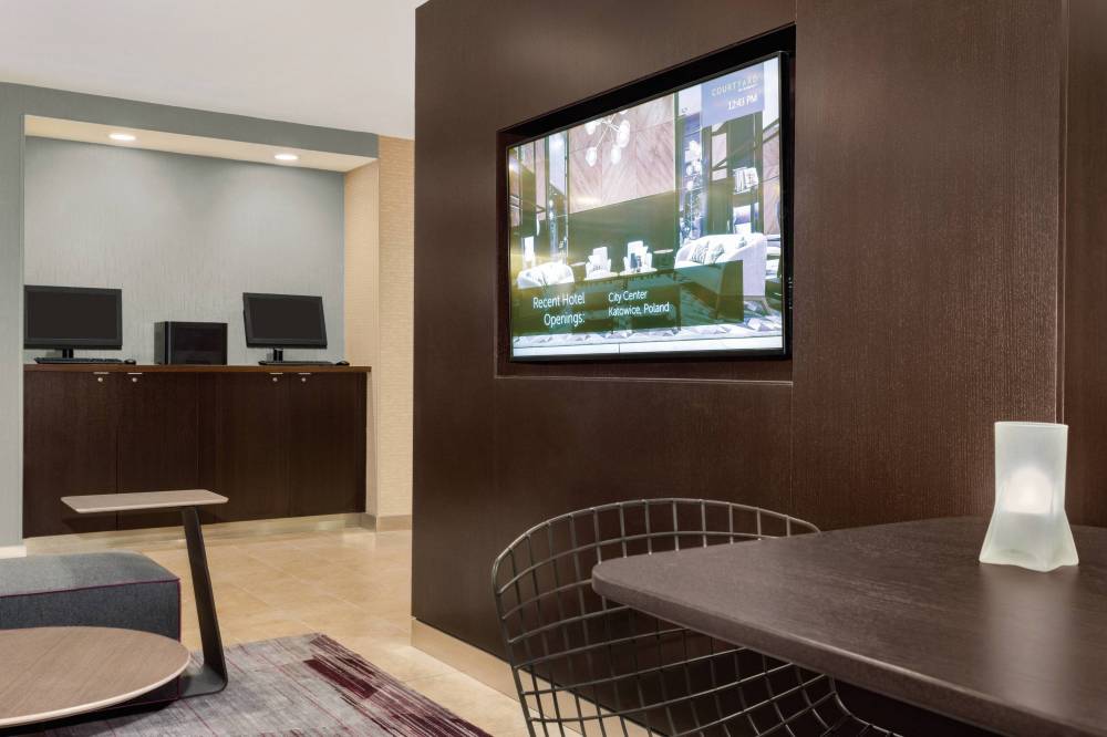 Courtyard By Marriott Dayton North 4