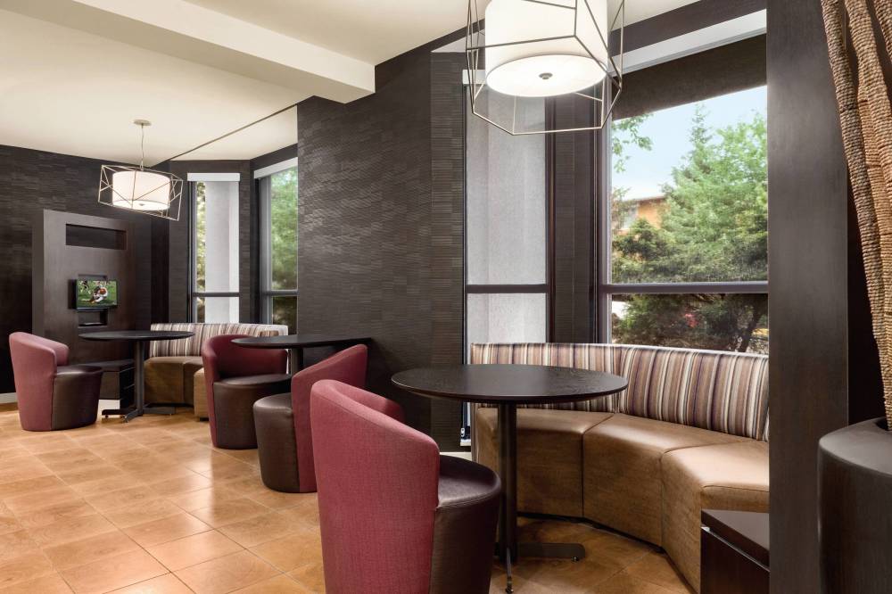 Courtyard By Marriott Dayton North 5