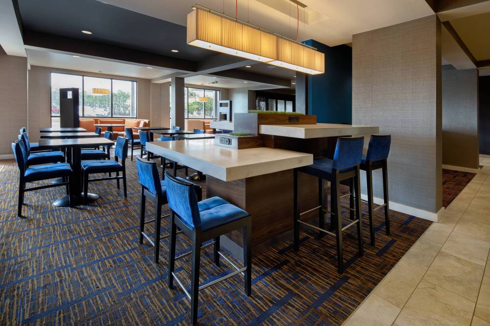 Courtyard By Marriott Grand Rapids Airport 8