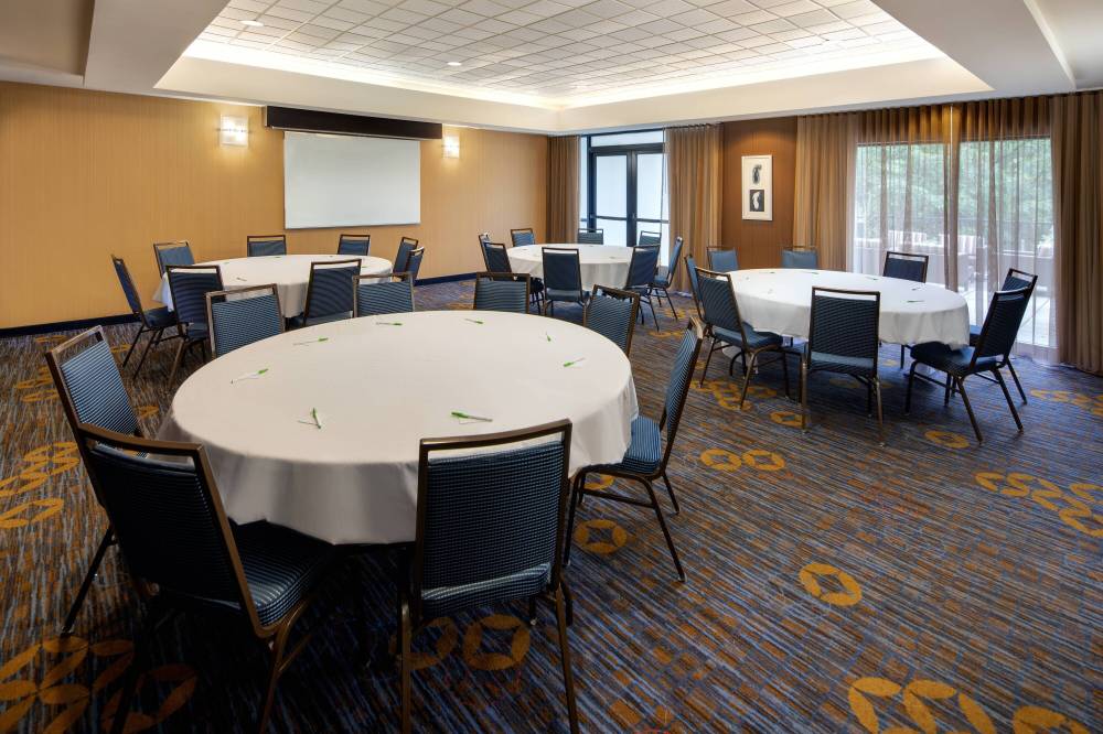 Courtyard By Marriott Grand Rapids Airport 10