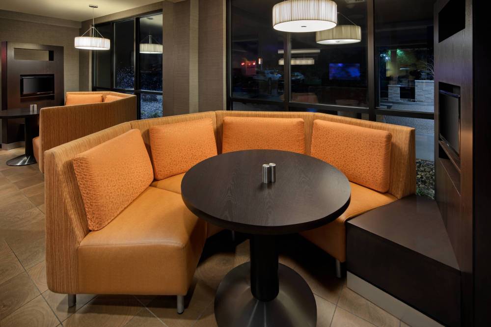 Courtyard By Marriott Grand Rapids Airport 5
