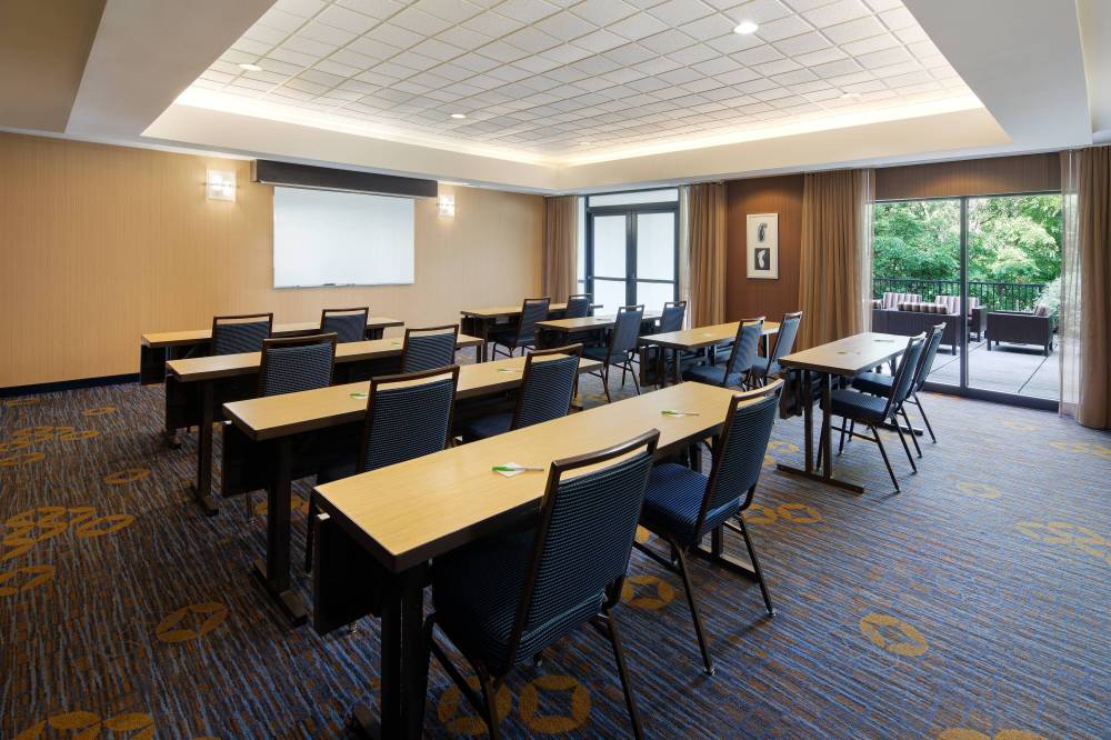 Courtyard By Marriott Grand Rapids Airport 9