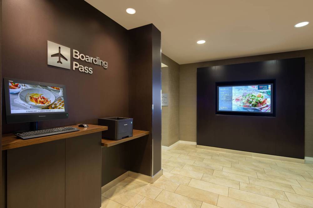 Courtyard By Marriott Grand Rapids Airport 7