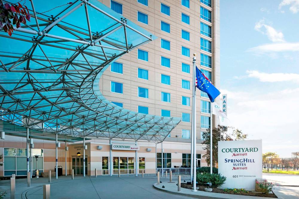 Courtyard By Marriott Indianapolis Downtown 2