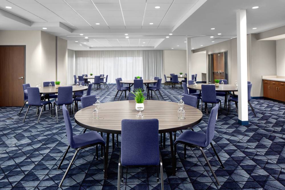 Courtyard By Marriott Lansing Downtown 10