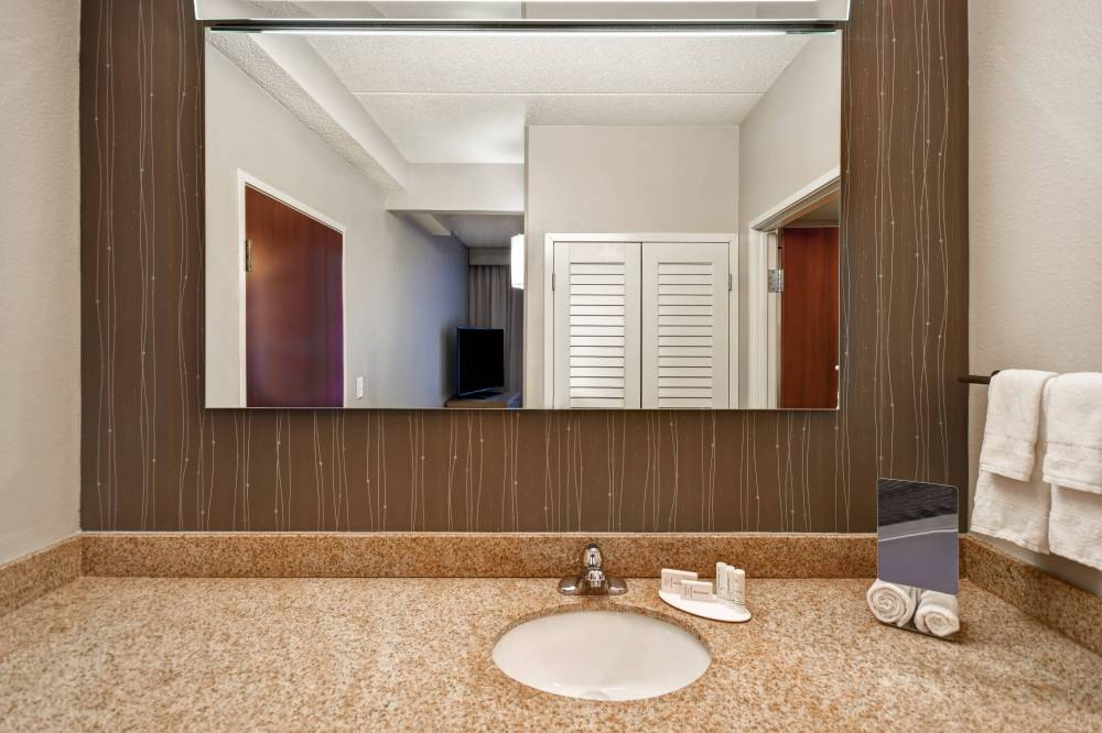 Courtyard By Marriott Louisville Airport 4