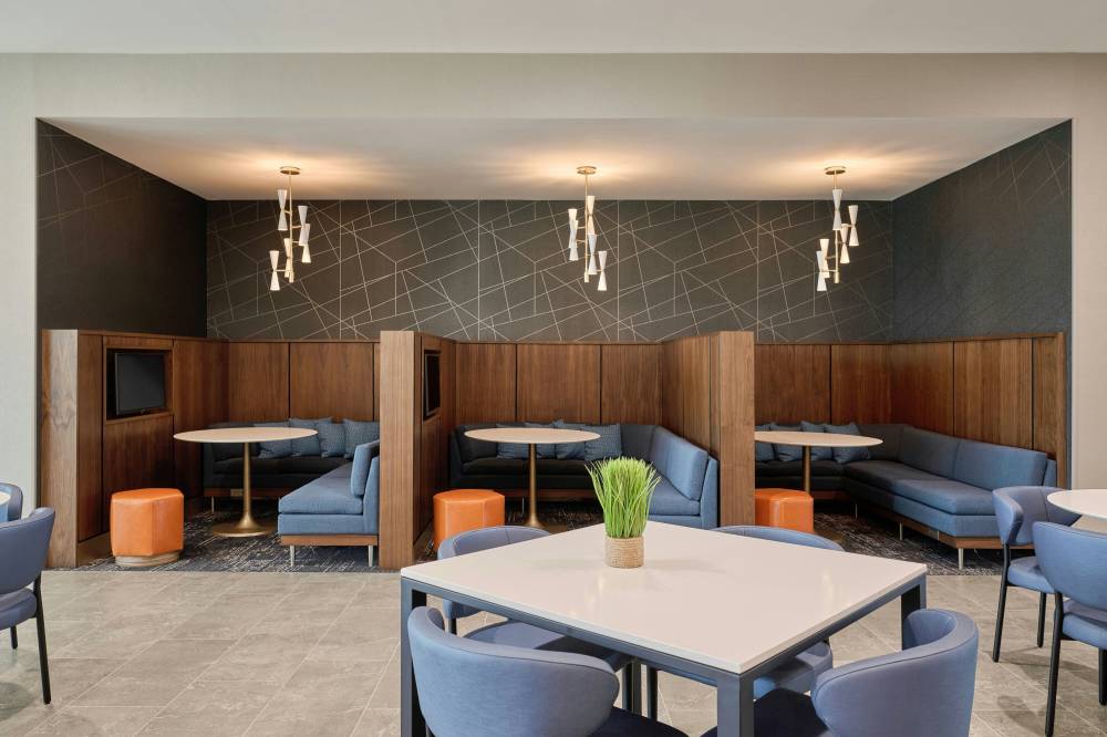 Courtyard By Marriott Madison 5
